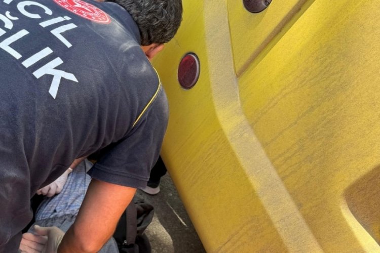 Yoldan geçerken minibüs çarptı; hastanede öldü