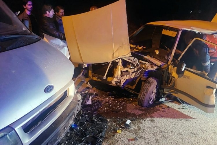 Panelvan ile kafa kafaya çarpışan otomobil hurdaya döndü: 3 hafif yaralı