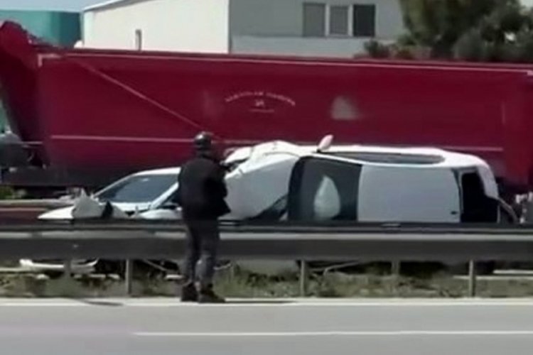 Çarpıştığı otomobil ile bariyer arasında sıkıştı