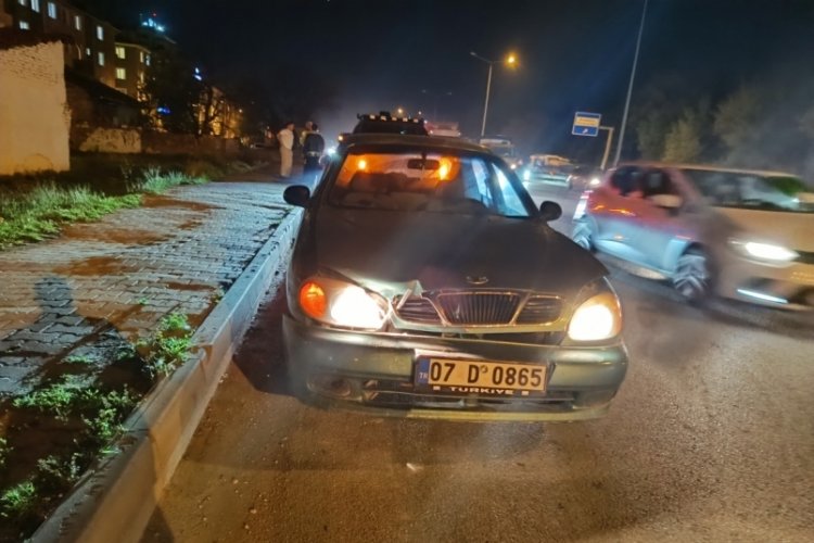 Şerit değiştirmeye çalışan motosiklet otomobile çarptı