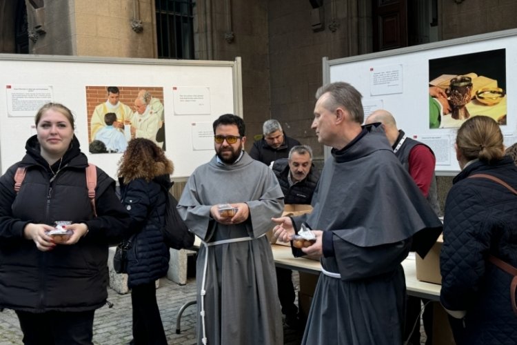Papa Franciscus için St. Antuan Kilisesi'nde lokma dağıtıldı