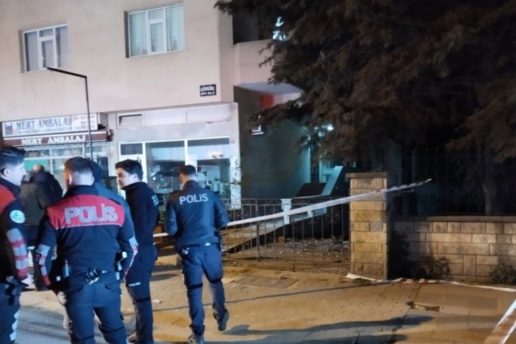 İstanbul'da balkon çöktü! Bina tahliye edildi
