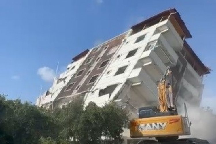 7 katlı bina yerle bir oldu