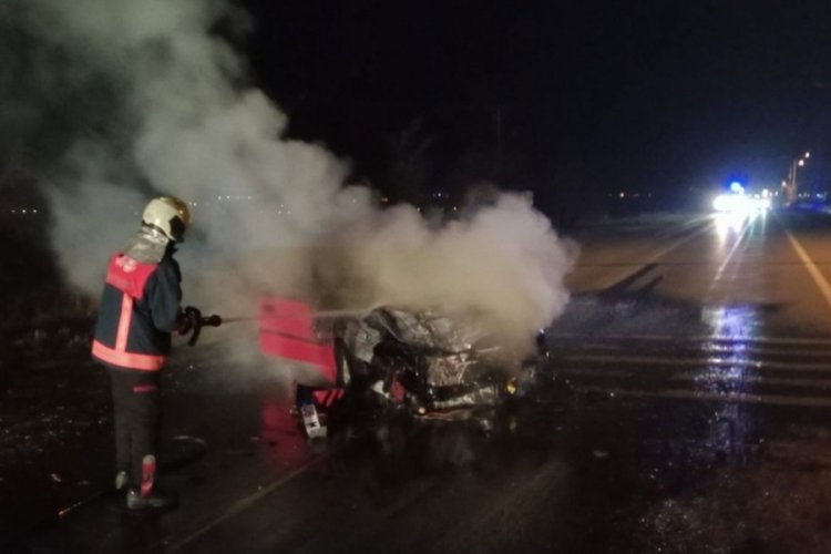 Kaza yapan otomobil yanmaya başladı