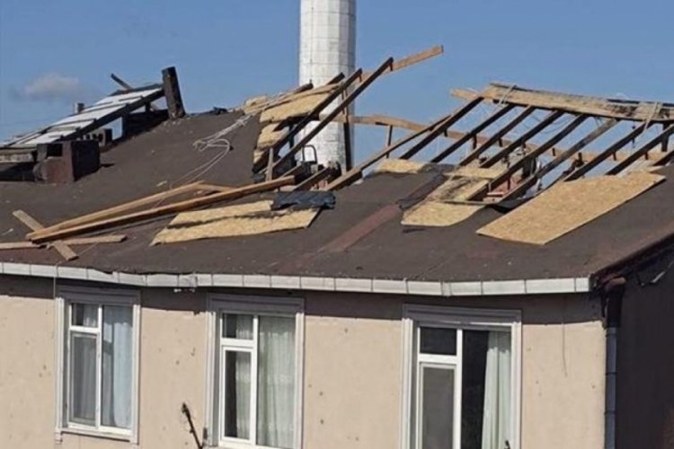 Şiddetli rüzgar İstanbul Üsküdar'da çatıları uçurdu