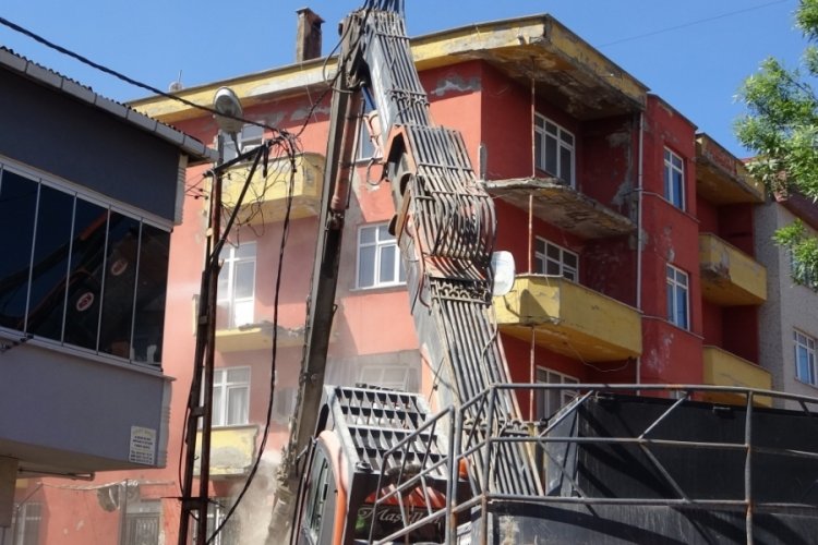 İstanbul Sancaktepe'de depremde hasar gören 5 katlı bina kontrollü şekilde yıkıldı