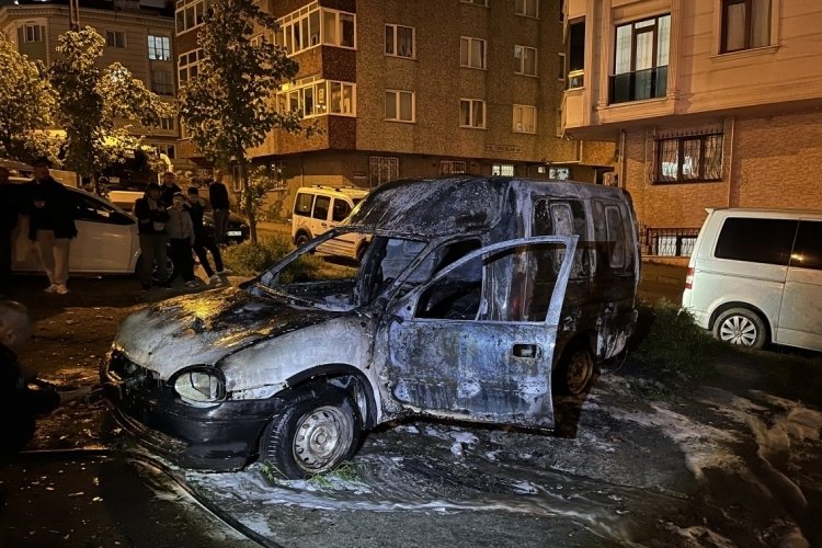 İstanbul Küçükçekmece'de park halindeki araç alev alev yandı