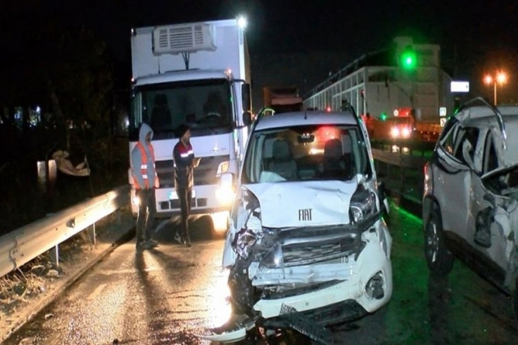 Yolda kalan tır zincirleme kazaya sebep verdi!