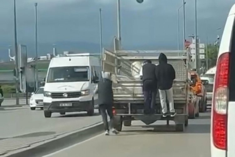 Görüntü Bursa'dan! Trafiğin göbeğinde canlarını hiçe saydılar!