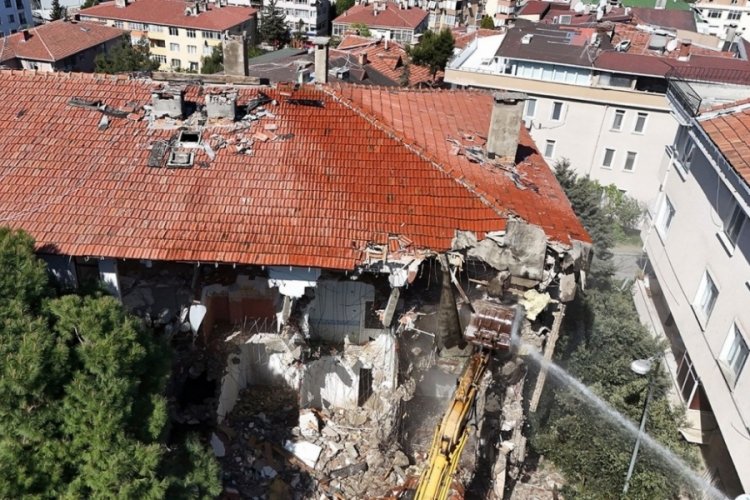 Depremde yıkılma riski taşıyan 35 daire yıkıldı