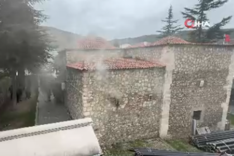 8 asırlık camide yangın çıktı