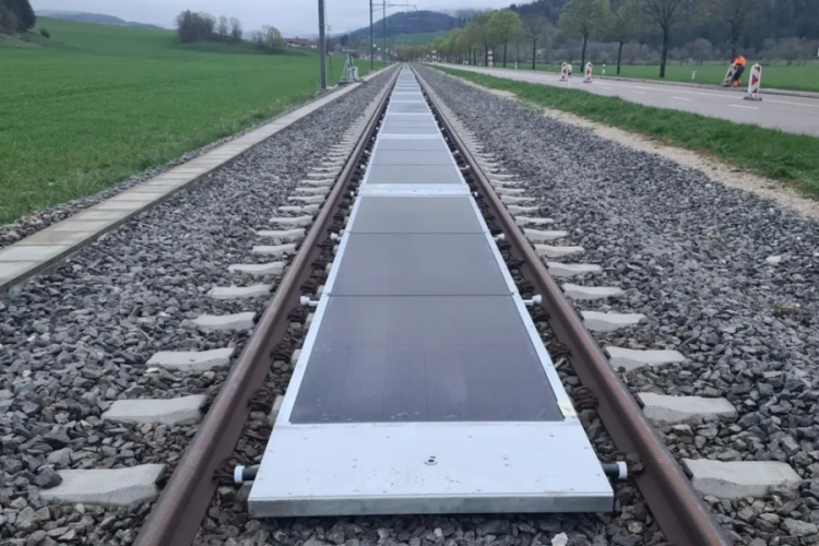 Demiryolunda güneş enerjisi santrali!