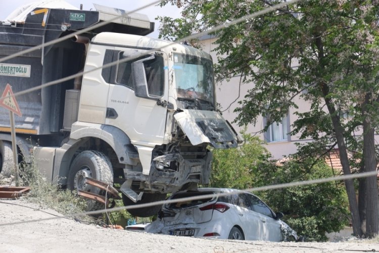Hafriyat kamyonu devrilmeye ramak kala durdu!