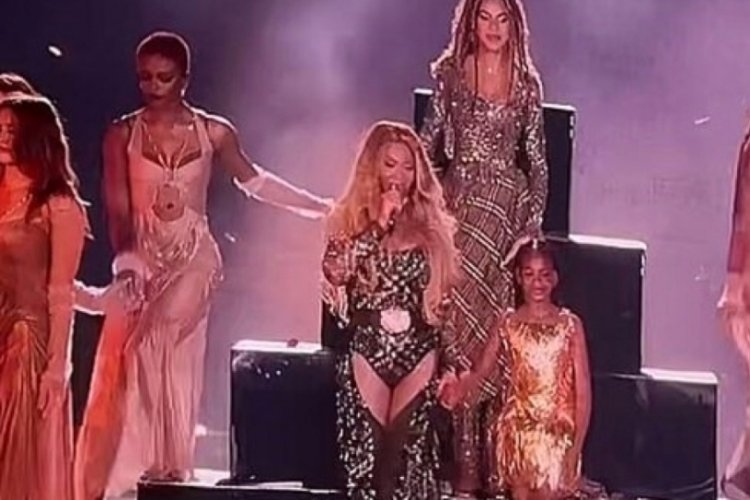 Beyonce kızları Blue Ivy ve Rumi ile sahneye çıktı