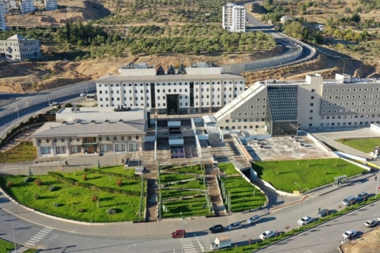 Yeniden Refah Partili Başkan Yardımcısı, belediye başkan yardımcısının kafasına şekerlikle vurdu
