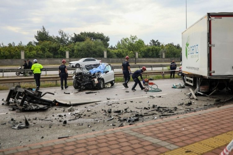 Kamyonete çarpan otomobilin sürücüsü öldü