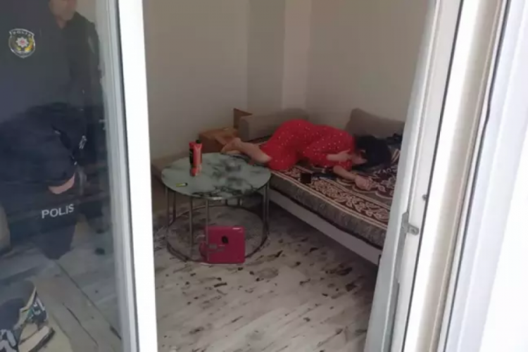 Birlikte yaşadığı kadını dövüp, bıçakladı
