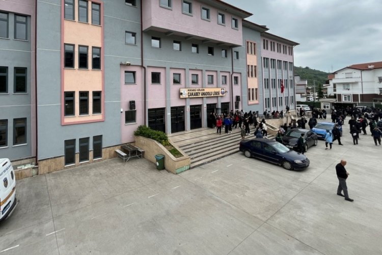 Lisede korkunç anlar! Metrelerce yüksekten düştü...