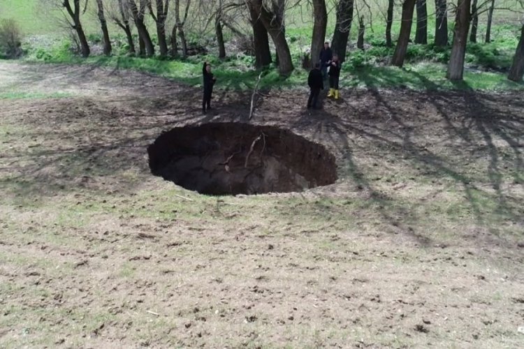 Sivas'ta Tarlada 7 Metre Çapında Dev Obruk Oluştu!