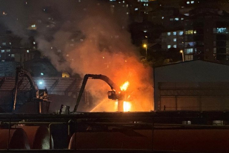 Liman sahasında yanan iş makinesi paniğe neden oldu