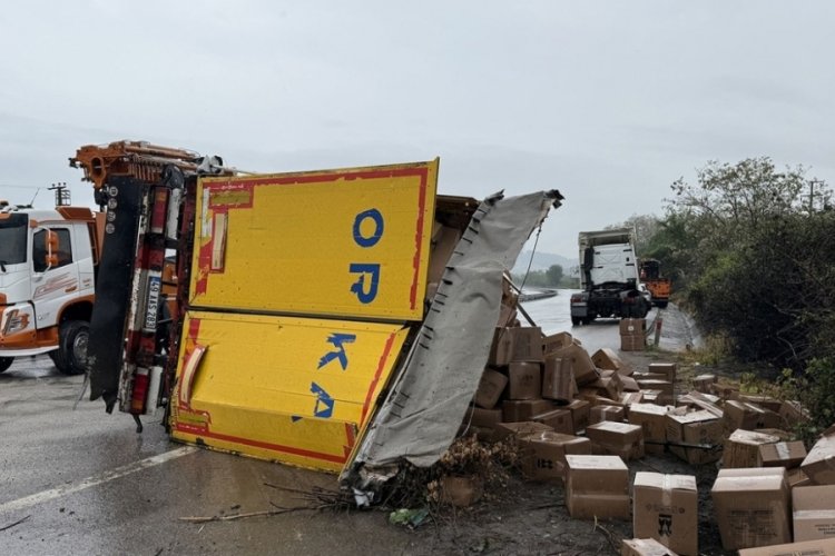 Anadolu Otoyolu'nda devrilen tır ulaşımı aksattı