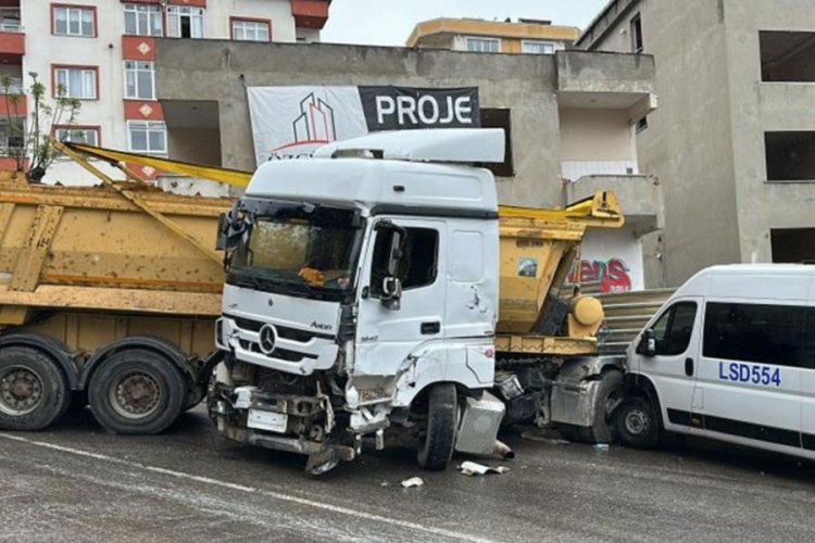 Hafriyat kamyonu dehşeti! 6 araca çarparak durabildi