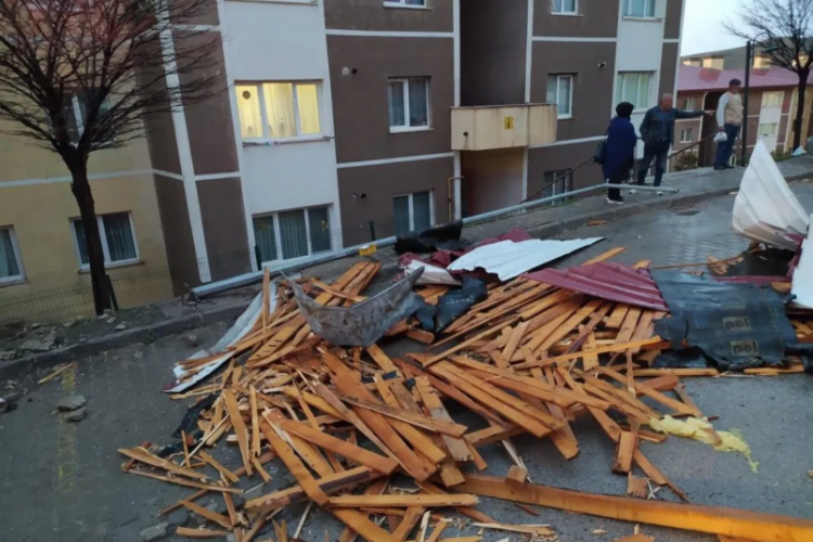 Fırtına 15 dakikada tozu dumana kattı: Çatılar uçtu, araçlar hasar gördü