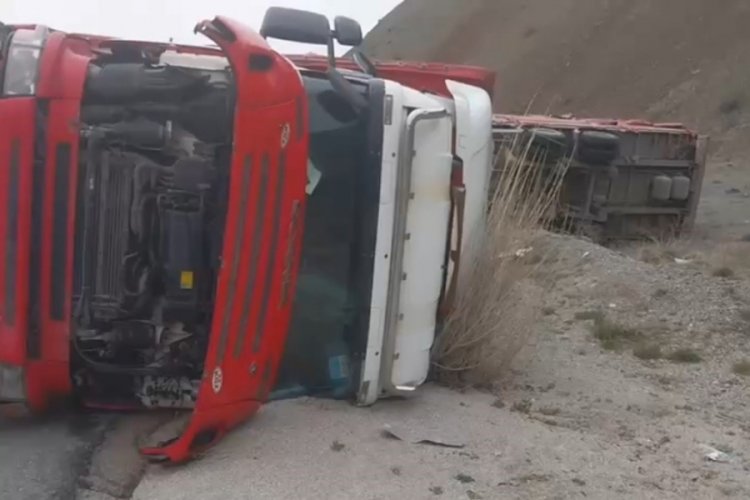Erzincan'da tır devrildi: Eşyalar böyle savruldu!