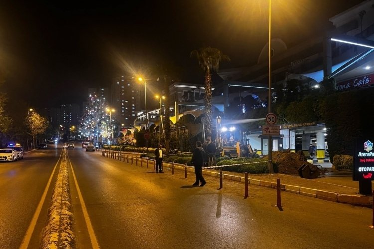 Doğalgaz borusu kırıldı, AVM'dekiler panikle kaçtı