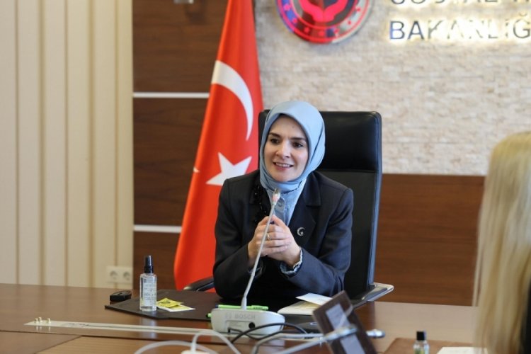 Bakan Göktaş'tan üniversite öğrencilerinin "koruyucu aile" konulu bitirme projesine destek