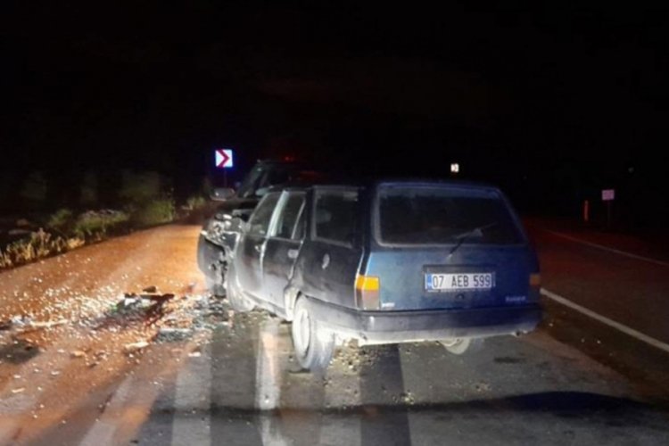 2 otomobil kafa kafaya çarpıştı: 3 yaralı