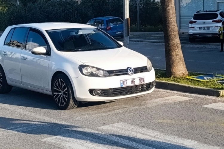 Annesinin elinden yola fırlayan 4 yaşındaki çocuğa otomobil çarptı