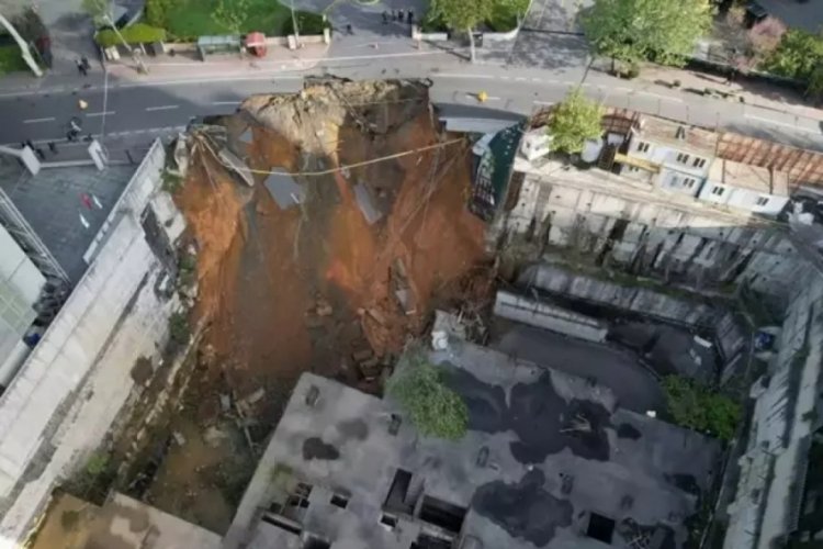 İstanbul'da yol çökmesi! Büyüklüğü gün ağarınca ortaya çıktı