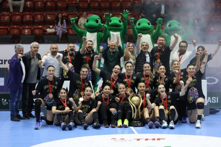 Bursa Büyükşehir Belediyespor kupayı kazandı