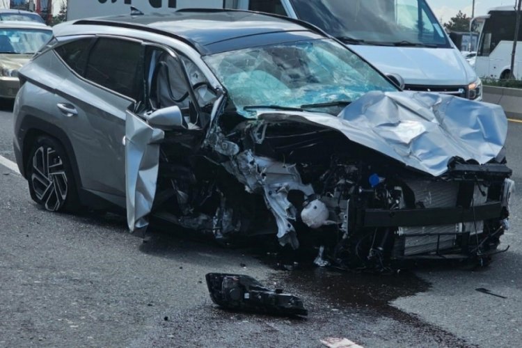 Otomobil otobüs durağına daldı: 2 ağır yaralı