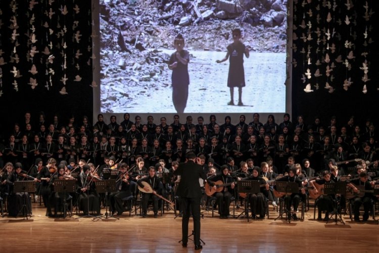 Bursa'da İmam hatip öğrencileri Gazze için 6 dilde konser verdi