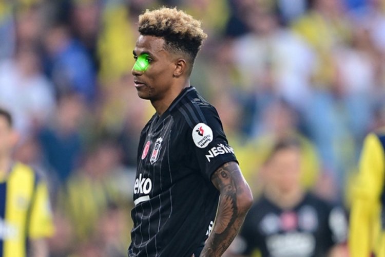 Fenerbahçe-Beşiktaş derbisinde futbolcuya lazer tutan seyirci gözaltına alındı