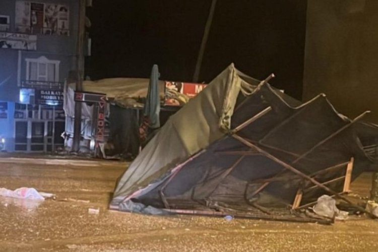 Şiddetli fırtına önüne çıkanı sürükledi