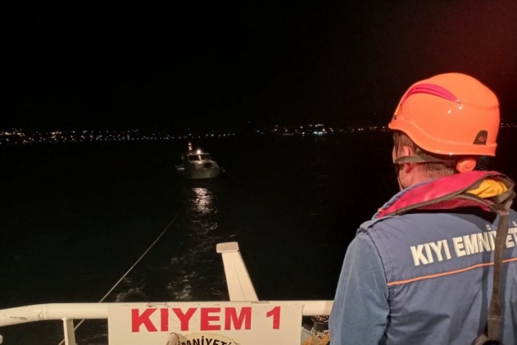 Çanakkale Boğazı'nda içinde 5 kişinin bulunduğu tekne kurtarıldı