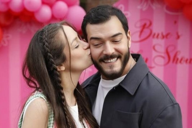 Buse Arslan ile Çağrı Şensoy'un bebeği dünyaya geldi