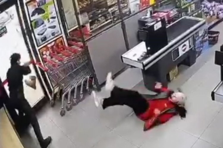 Zincir markette korku dolu anlar! Kasiyere...