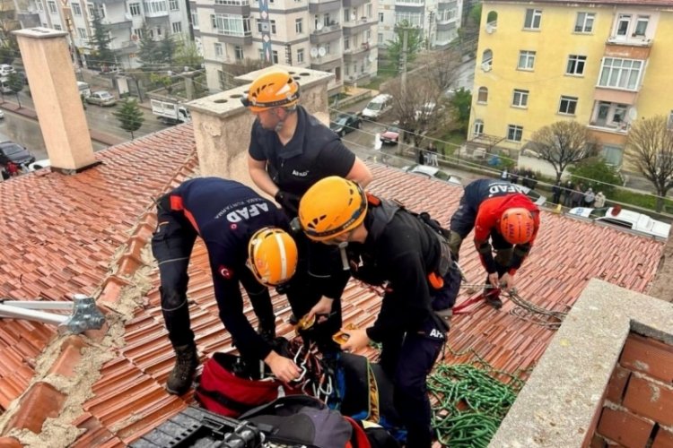 İki çocuk apartman boşluğuna düştü!