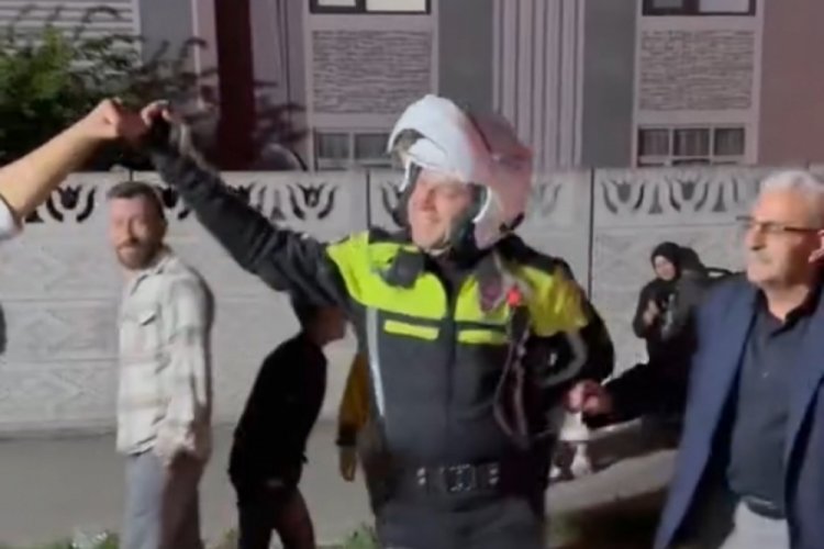 Trafik polisi halay çekti: İşte o renkli görüntüler...