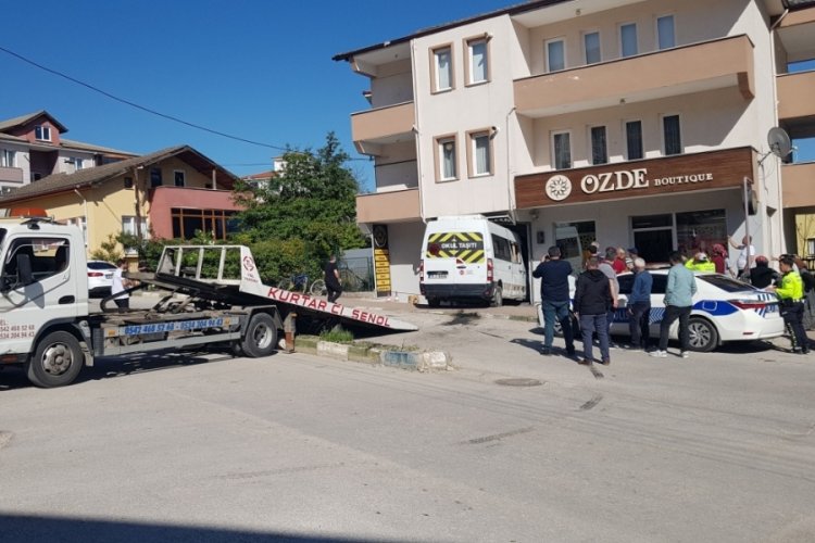Frenleri tutmayan öğrenci servisi iş yerine daldı: Faciadan dönüldü