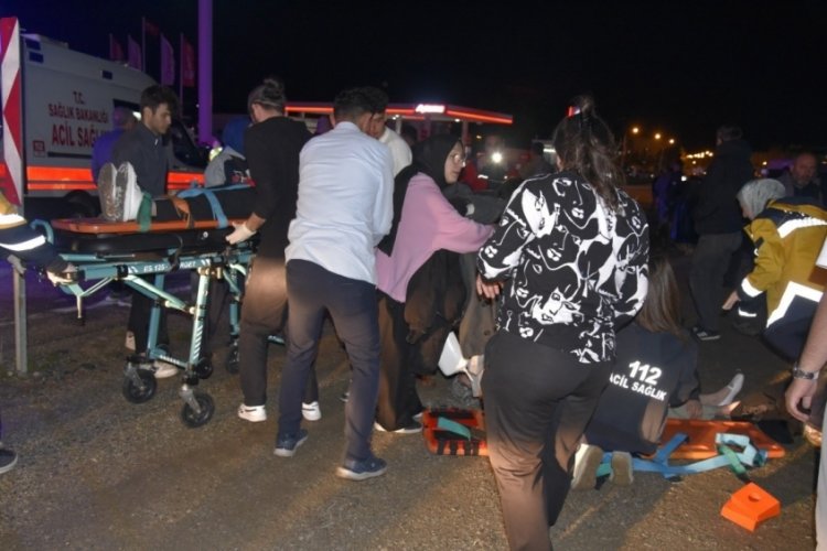 Çarpıştıktan sonra savrulan 2 araç yayaların arasında daldı: 11 yaralı