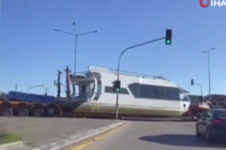 Tekne "karadan" yürütüldü... O anlar kamerada
