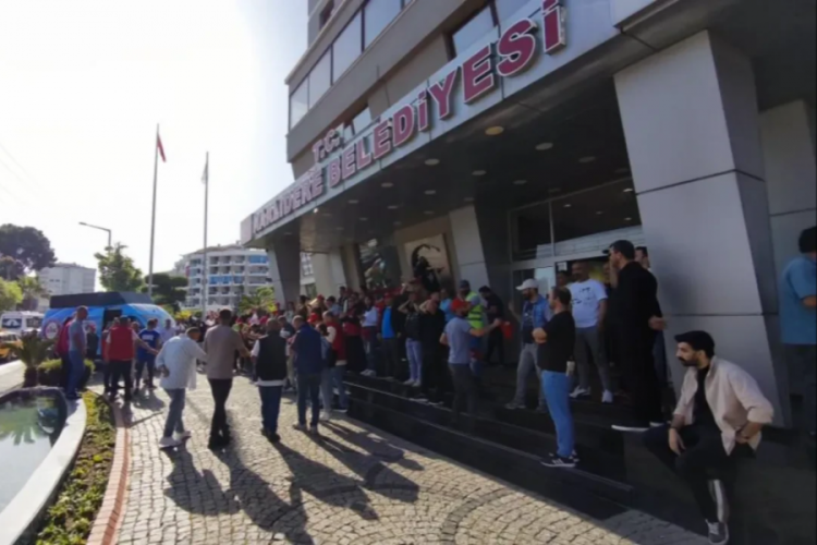 CHP'li belediyede işçiler greve gitti! Yüzlerce işçi destek için toplandı