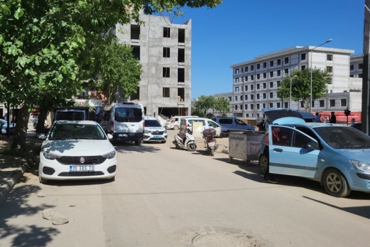 Evden kaçan köpek sokakta yürüyen kızlara saldırdı