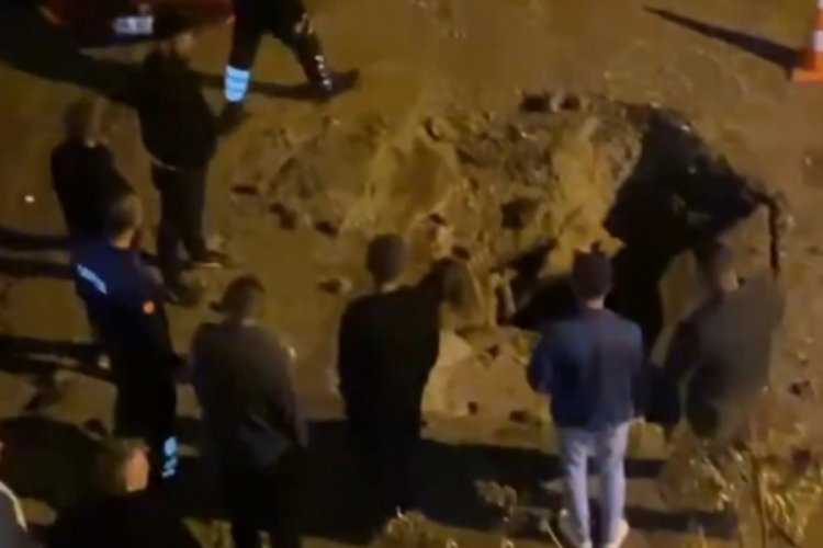 Tazyikli su asfaltı patlattı: İki araçta hasar oluştu