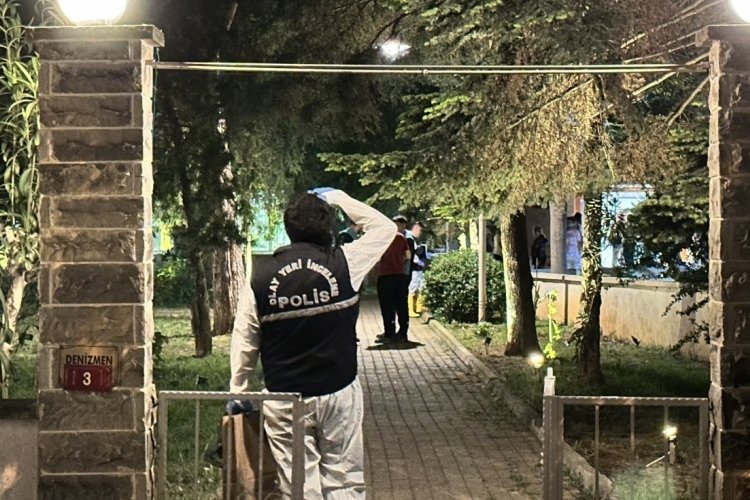 Kadıköy'de apartman dairesinde yangın: 1 kişi hayatını kaybetti